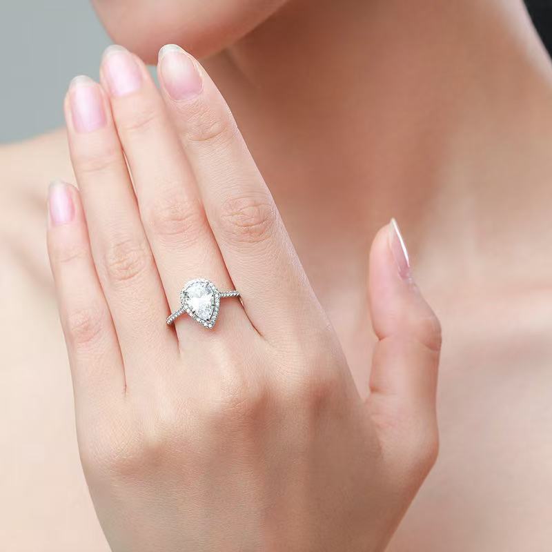 Waterdrop-shaped Moissanite Ring With A Luxurious Understated Elegance